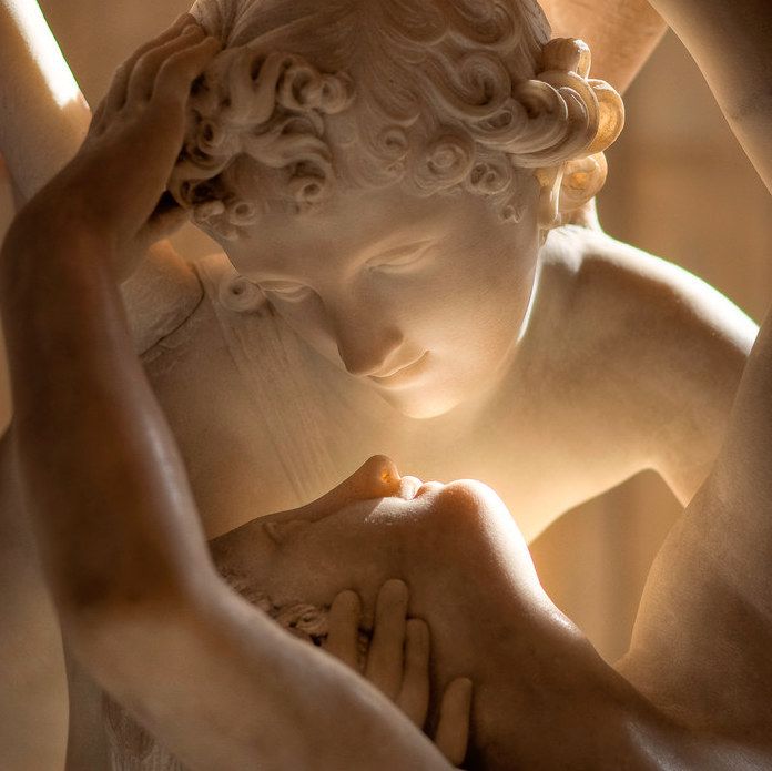 Greek statue of two humans in love